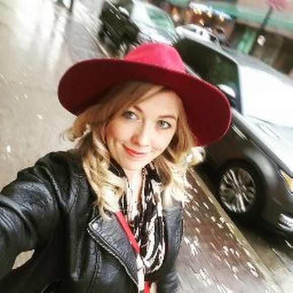 Meet your Posher, Laura - Picture 1 of 1